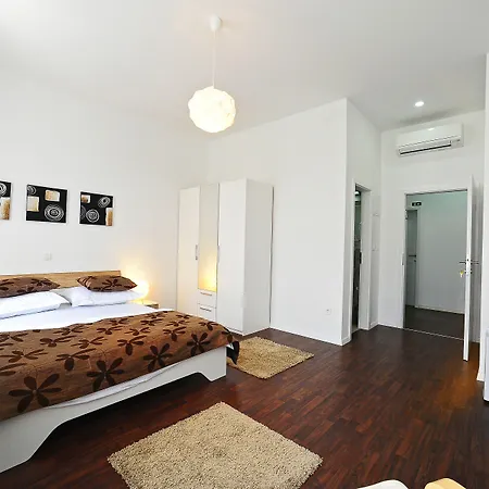 Valenti فندق مبيت وإفطار 4*